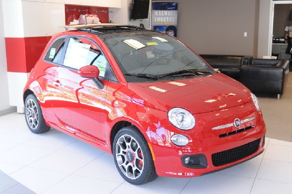 Fiat 500 - Dealership walkthru - 06/27/11 Austin Fiat - Austin Texas